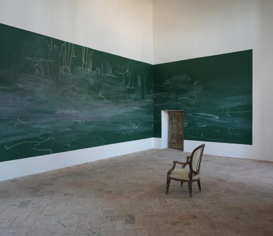 La pioggia e il velo, Rita Ackermann e Cy Twombly in dialogo alla Fondazione Iris Rita Ackermann, Ubiquitous (Outside of Time and Space), 2024. Manna Rain, Fondazione Iris. Photo: Daniel Turner Courtesy of Amanita and Fondazione Iris.