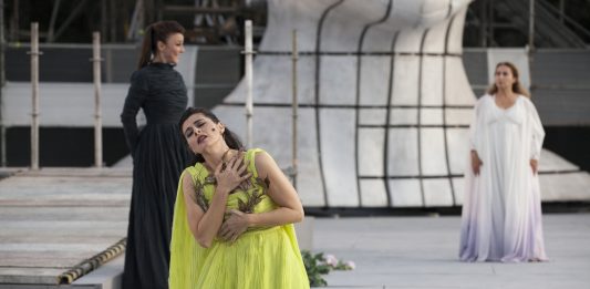 Eros e morte, amore e vendetta nella Fedra al Teatro Greco di Siracusa