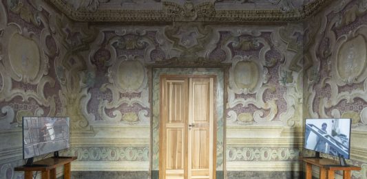 Ironia del video: Cezary Bodzianowski alla Fondazione Morra Greco di Napoli