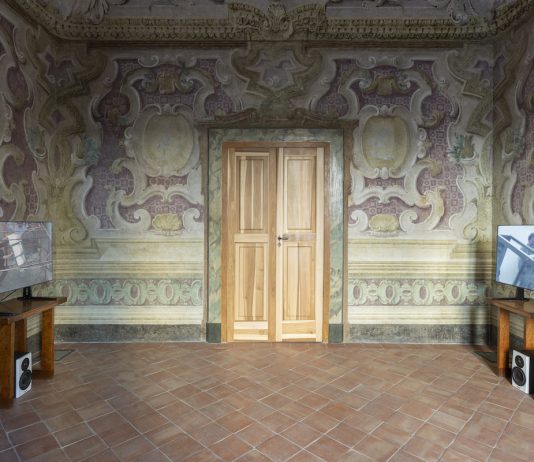 Ironia del video: Cezary Bodzianowski alla Fondazione Morra Greco di Napoli