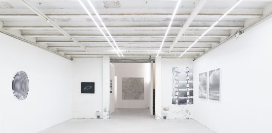 La presenza dell’assente: la nuova mostra di Galleria Michela Rizzo a Venezia