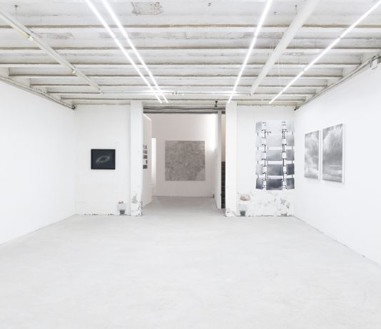 La presenza dell’assente: la nuova mostra di Galleria Michela Rizzo a Venezia