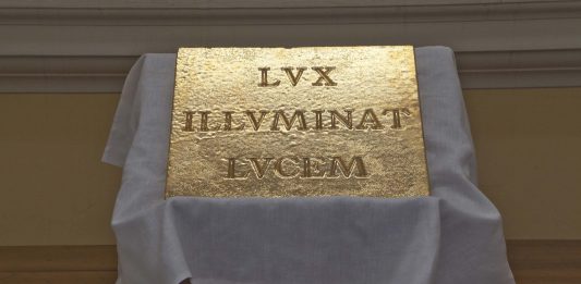 Diego Esposito: LVX ILLVMINAT LVCEM, a Teramo Diego Esposito Cattedrale LVX ILLVMINAT LVCEM, 2023-24, maiolica e oro, 35 x 38 x 4 cm. Ph. Bruno Bani