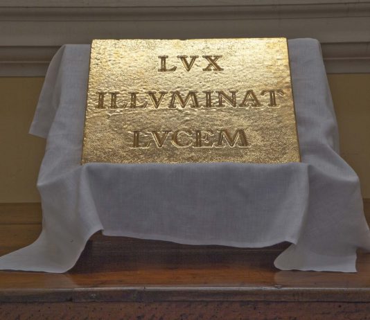 Diego Esposito: LVX ILLVMINAT LVCEM, a Teramo Diego Esposito Cattedrale LVX ILLVMINAT LVCEM, 2023-24, maiolica e oro, 35 x 38 x 4 cm. Ph. Bruno Bani