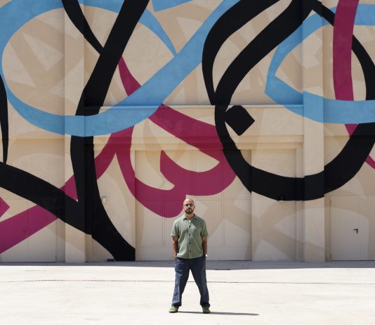 L’invito al viaggio di eL Seed, sui muri di Pirelli HangarBicocca di Milano eL Seed Ritratto, 2024 Courtesy l’artista e Pirelli HangarBicocca, Milano, 2024 Foto Lorenzo Palmieri