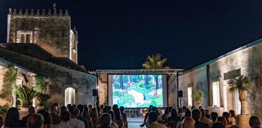 8 albe Tra le increspature: riflessi di una storia oceanica 1 · 8 · 22 · 29 agosto 2024 Dimora delle Balze, Noto