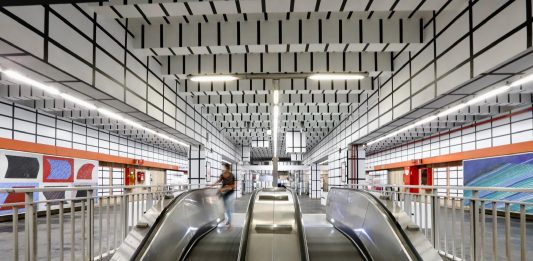Un’opera di Esther Stocker trasforma una fermata della Metro A di Roma Esther Stocker, veduta dell'installazione, Stazione Vittorio Emanuele, Metro A, Roma, 2024