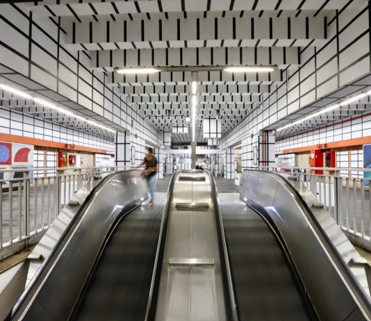 Un’opera di Esther Stocker trasforma una fermata della Metro A di Roma Esther Stocker, veduta dell'installazione, Stazione Vittorio Emanuele, Metro A, Roma, 2024