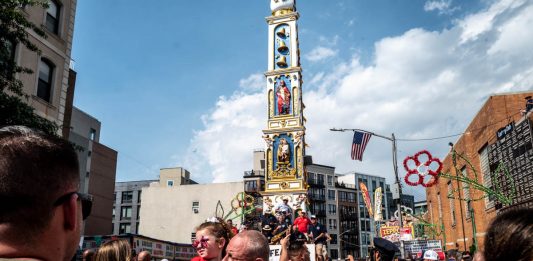 La Festa dei Gigli di Williamsburg: il reportage di una tradizione italiana a New York