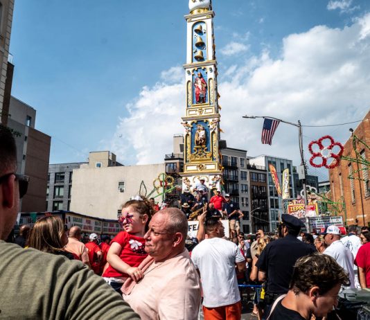 La Festa dei Gigli di Williamsburg: il reportage di una tradizione italiana a New York