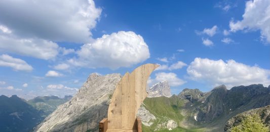 C’è un sentiero ed è seduto: è di Marco Nones nella conca del Ciampac