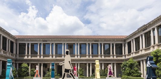 I passanti diventano monumenti: le figure anti-eroiche al centro del progetto di Julian Opie per Milano