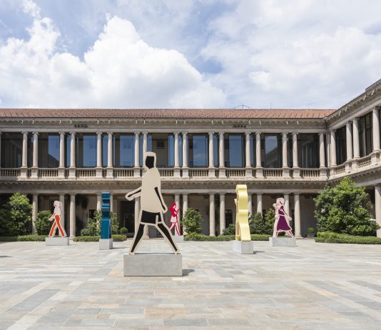 I passanti diventano monumenti: le figure anti-eroiche al centro del progetto di Julian Opie per Milano
