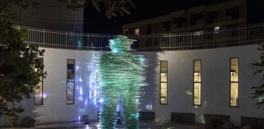 Il Prometeo di Varotsos, in mostra al museo Castromediano di Lecce fino a gennaio 2025, è realizzato con vetro Pilkington