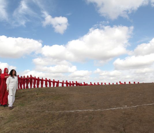 Land art a Malibu: un segno che arriva all’orizzonte nell’opera di Lita Albuquerque