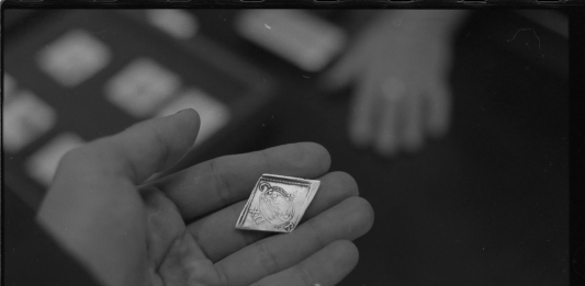 Un’antica moneta trafugata al British Museum. Ma è una performance