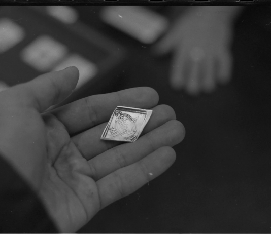 Un’antica moneta trafugata al British Museum. Ma è una performance