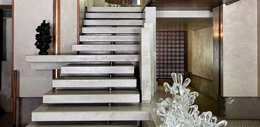 Le sculture di Tony Cragg realizzate a Murano sono in mostra al Negozio Olivetti di Venezia