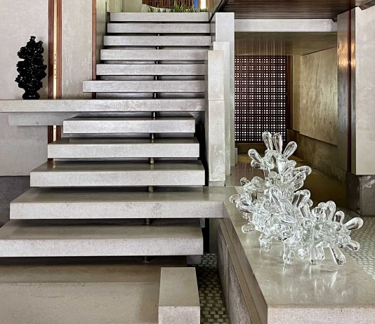 Le sculture di Tony Cragg realizzate a Murano sono in mostra al Negozio Olivetti di Venezia