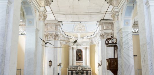 Un’antica chiesa di Stromboli trasformata dalle opere di Halilaj, Ancarani e altri artisti