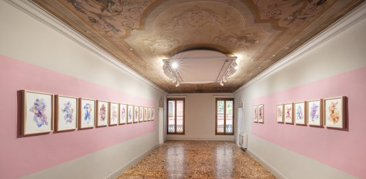Love Dart: l’universo sensuale di Wang Haiyang inaugura a Venezia