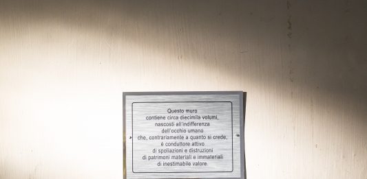 Domenico Mennillo, tra memoria e perdita: l’installazione alla Fondazione Morra di Napoli Domenico Mennillo, La Biblioteca Perduta, Fondazione Morra, Napoli, 2024