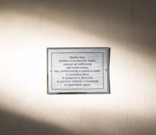 Domenico Mennillo, tra memoria e perdita: l’installazione alla Fondazione Morra di Napoli Domenico Mennillo, La Biblioteca Perduta, Fondazione Morra, Napoli, 2024