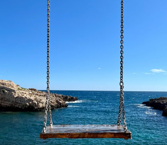 Francesco Arena, un equilibrio non lineare: 30 altalene a Polignano a Mare opera di francesco arena a polignano