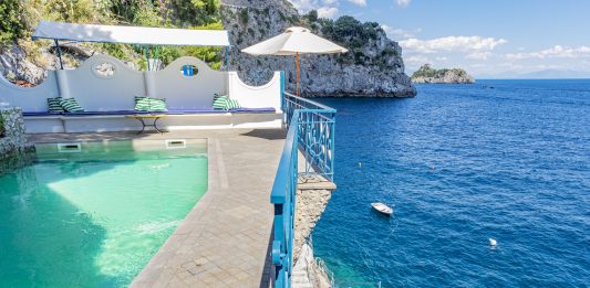 La super villa progettata da Gae Aulenti è in vendita in Costiera Amalfitana grotta rosa Gaetano aulenti