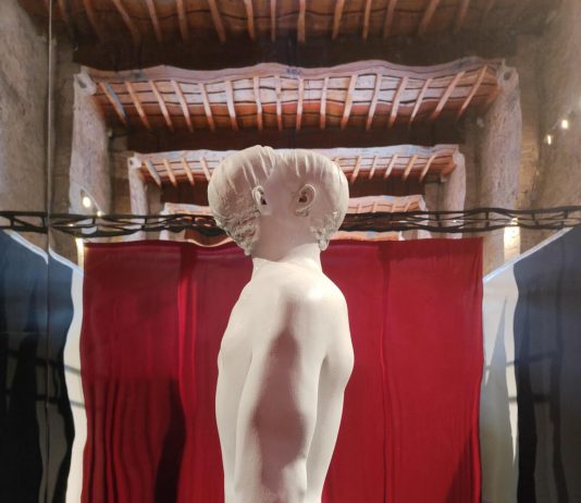 Viaggi visionari di Robert Gligorov a Palazzo del Popolo di Todi Robert Gligorov, Backbone crossing ratio, veduta della mostra, Palazzo del Popolo, Todi, 2024. Ph. Robert Gligorov