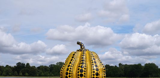 Una zucca a pois di Yayoi Kusama a Kensington Garden di Londra zucca Kusama Londra