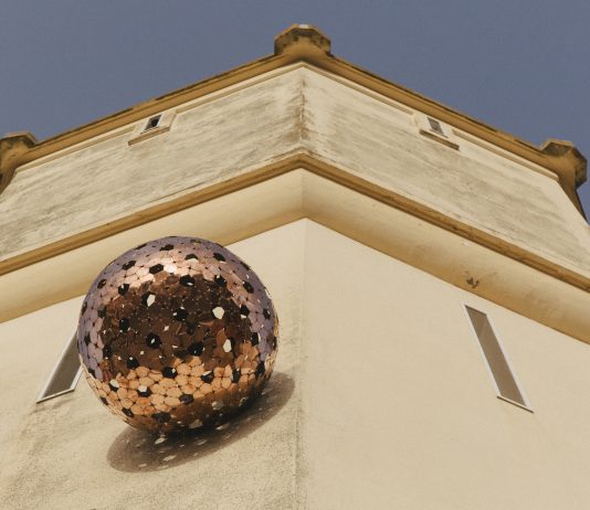 Un solido alieno a Poggiorsini: è l’opera per la Puglia di Una Boccata d’Arte 2024