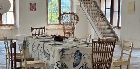 L’arte del cibo come catalizzatore di dialoghi culturali anima la mostra “Brodo” a Universo Factory