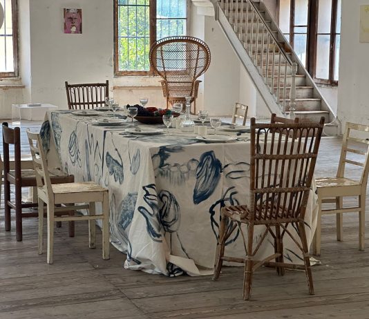 L’arte del cibo come catalizzatore di dialoghi culturali anima la mostra “Brodo” a Universo Factory