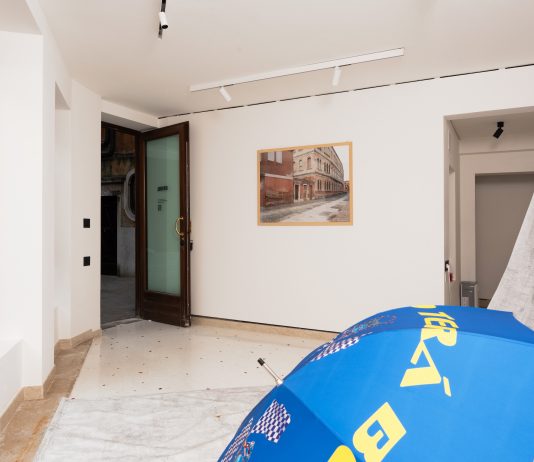 L’intruso inventato cioè l’asfalto veneziano: l’inaspettata riflessione in mostra a Venezia