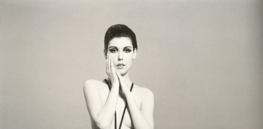 Addio a Peggy Moffit, modella simbolo dello stile anticonformista anni Sessanta