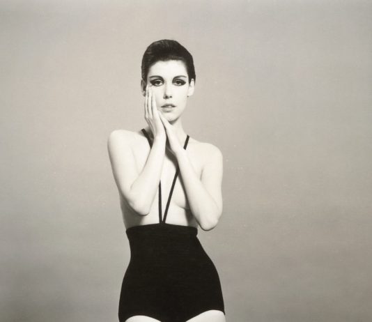 Addio a Peggy Moffit, modella simbolo dello stile anticonformista anni Sessanta