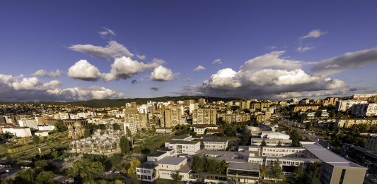 Come sta cambiando la capitale del Kosovo? Arte, architettura e politica secondo il sindaco Përparim Rama