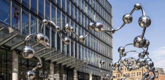 Londra, una grande installazione di Yayoi Kusama per la Stazione di Liverpool Street