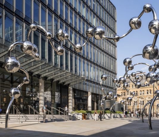 Londra, una grande installazione di Yayoi Kusama per la Stazione di Liverpool Street
