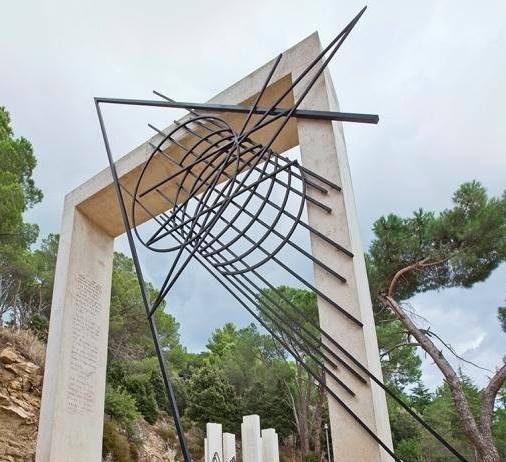 Maria Lai e Grazia Deledda: il monumento a Nuoro abbandonato al degrado Maria Lai, Andando Via, Omaggio a Grazia Deledda, Nuoro