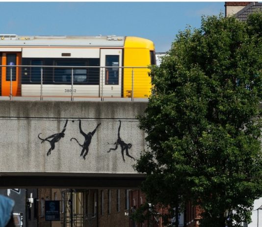 Scimmie, elefanti, stambecchi, lupi, lo zoo di Banksy conquista una Londra sotto assedio