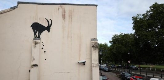 Banksy e il mistero della capra: la nuova opera comparsa a Londra fa riflettere