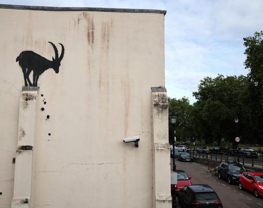 Banksy e il mistero della capra: la nuova opera comparsa a Londra fa riflettere