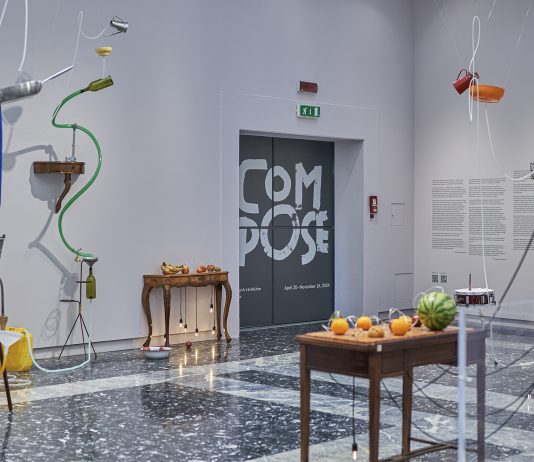 Decomposizione e rigenerazione al centro del padiglione giapponese di Yuko Mohri