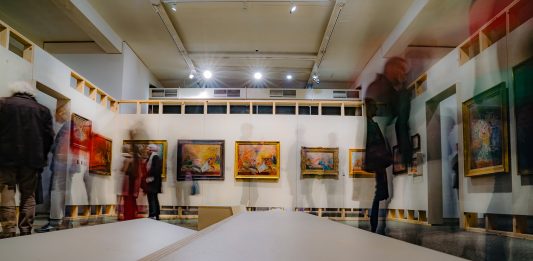 Talvolta leggera, spesso pessimista, ma anche lirica ed esilarante è la maniera di Ensor (di guardare all’umanità)