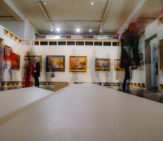 Talvolta leggera, spesso pessimista, ma anche lirica ed esilarante è la maniera di Ensor (di guardare all’umanità)