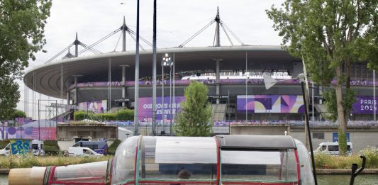 Parigi, l’artista Abraham Poincheval si è rinchiuso in una bottiglia galleggiante Abraham Poincheval, La Bouteille, Parigi, 2024, Canal Saint-Denis, © cneai