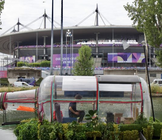 Parigi, l’artista Abraham Poincheval si è rinchiuso in una bottiglia galleggiante Abraham Poincheval, La Bouteille, Parigi, 2024, Canal Saint-Denis, © cneai