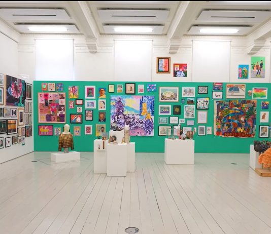 Londra, 700 artisti accusano la Royal Academy di censura anti palestinese